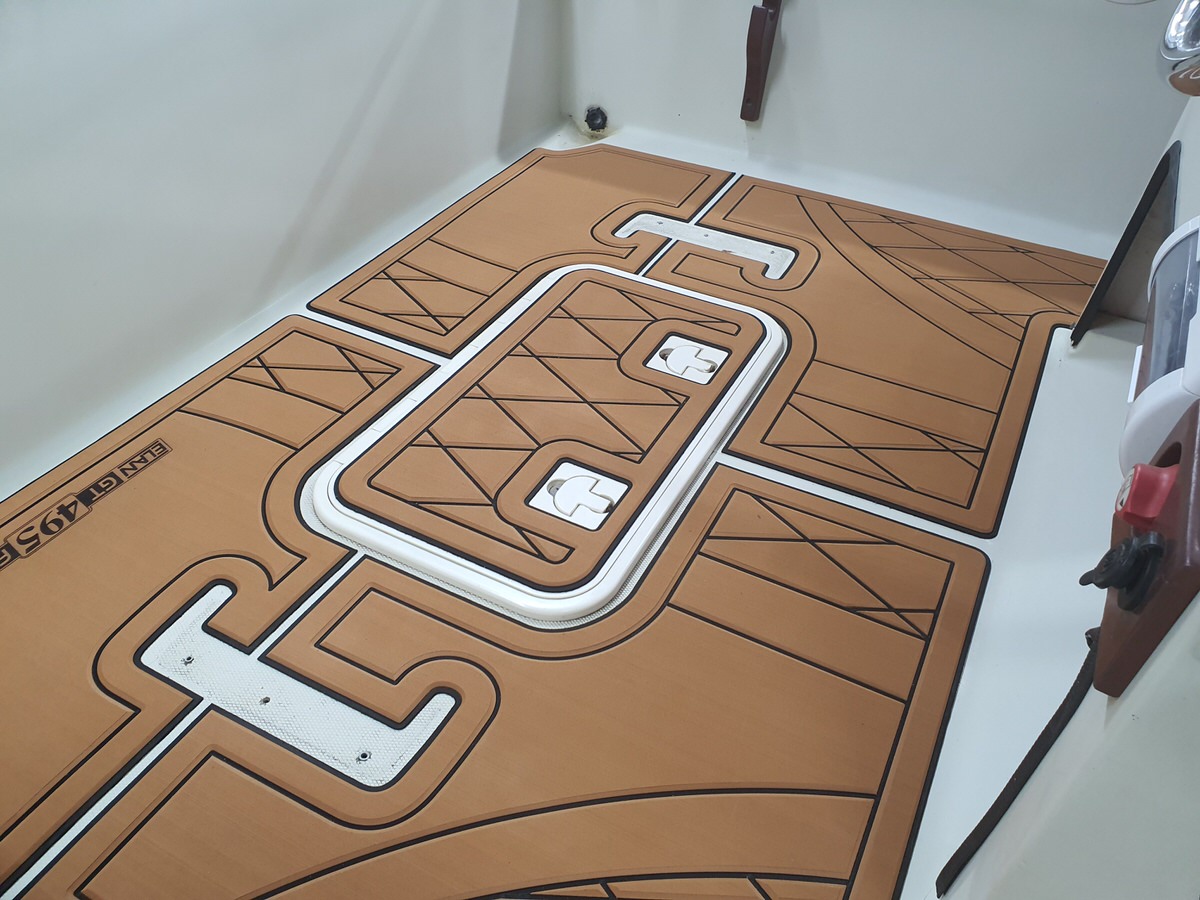 Smeđi EVA decking sa geometrijskom gravurom